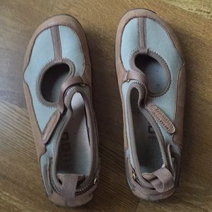 TSUBO Partial leather adjustable walking shoes!